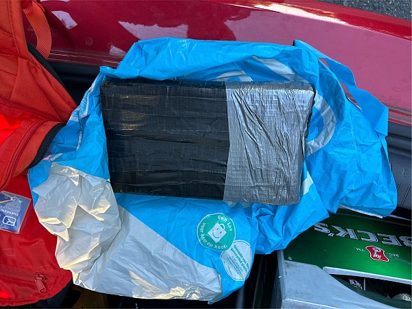 Auf der A44 konnten die Fahnder einen Block mit Kokain sicherstellen, der mit schwarzem Klebeband umwickelt wurde. - © Hauptzollamt Bielefeld