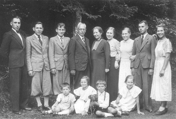 Das Familienfoto der Kusserows zeigt (stehend, v. l.) Siegfried, Karl-Heinz, Wolfgang, Franz, Hilda, Annemarie, Waltraud, Wilhelm und Hildegard und sitzend Paul-Gerhard, Magdalena, Hans-Werner und Elisabeth. - © Jehovas Zeugen, Archiv Zentraleuropa