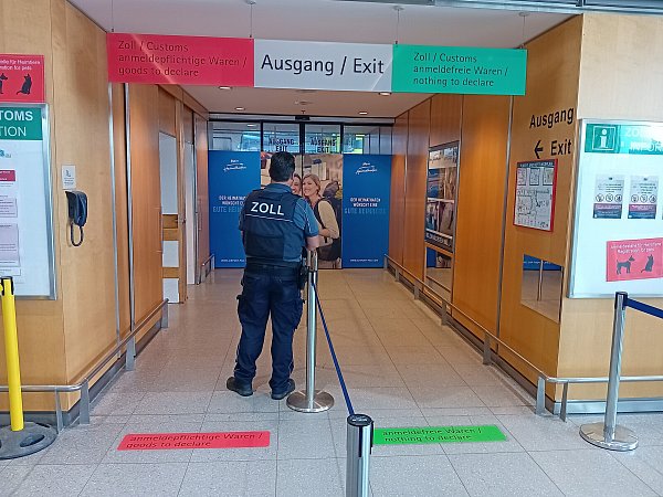 Der rote und grüne Zollausgang am Flughafen Paderborn/Lippstadt für anmeldepflichtige bzw. anmeldefreie Waren. - © Hauptzollamt Bielefeld