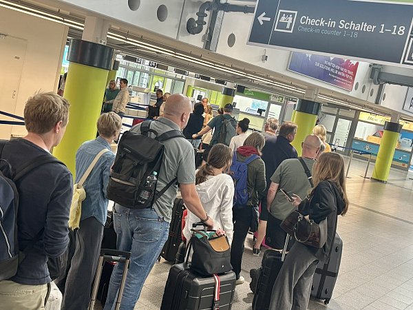Am Flughafen Paderborn/Lippstadt können Kinder eine echte Sicherheitskontrolle durchlaufen. - © Jens Reddeker