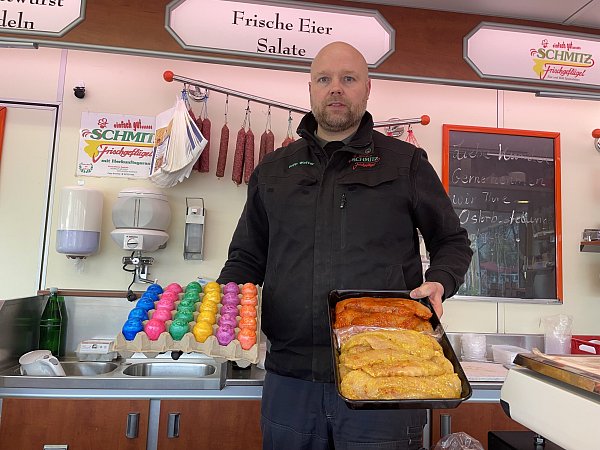 Sebastian Wetter bietet mittwochs auf dem Wochenmarkt am Wear-Valley-Platz seine Produkte an. - © Elke Niedringhaus-Haasper
