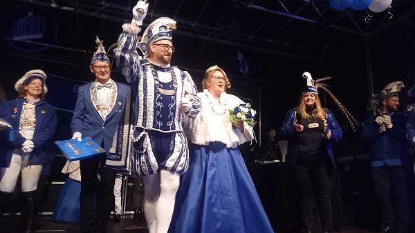 Sie haben das Zepter übernommen: Maik Löneke und Yvonne Spieker sind das neue Prinzenpaar beim CVWB. - © Torsten Wegener