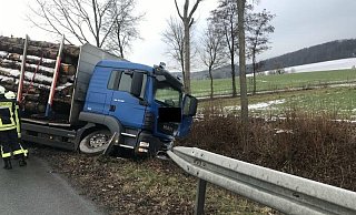 Im Februar 2019 wurde der Löschzug Peckelsheim mit weiteren Kräften der Feuerwehr Willebadessen zu einem tödlichen Unfall gerufen. - Löschzug Peckelsheim Im Februar 2019 wurde der Löschzug Peckelsheim mit weiteren Kräften der Feuerwehr Willebadessen zu einem tödlichen Unfall gerufen. - Löschzug Peckelsheim