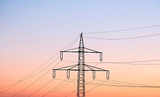 Ein Strommast bei Sonnenaufgang. - Silas Stein/dpa Ein Strommast bei Sonnenaufgang. - Silas Stein/dpa