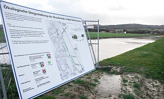 Die Bruchriede in Bad Holzhausen nach den Regenfällen. Das Gewässer wurde ökologisch umgestaltet. - Cornelia Müller Die Bruchriede in Bad Holzhausen nach den Regenfällen. Das Gewässer wurde ökologisch umgestaltet. - Cornelia Müller