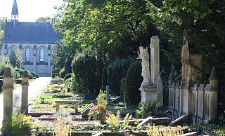 Viele Paderborner nutzen die ruhige und besinnliche Ausstrahlung des Friedhofes, um dort Spaziergänge zu machen. - Anastasia von Fugler Viele Paderborner nutzen die ruhige und besinnliche Ausstrahlung des Friedhofes, um dort Spaziergänge zu machen. - Anastasia von Fugler