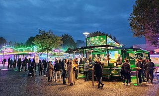 Vor dem Bürgerhaus konnte noch gemütlich ein Abschlussgetränk eingenommen werden. - Kerstin Tirre Vor dem Bürgerhaus konnte noch gemütlich ein Abschlussgetränk eingenommen werden. - Kerstin Tirre