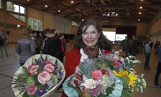 Lasst Blumen sprechen. Sträuße der SPD-Fraktion sowie von ihrer Mitbewerberin nimmt Sabine Amsbeck-Dopheide nach der Stichwahl entgegen. - Burkhard Hoeltzenbein Lasst Blumen sprechen. Sträuße der SPD-Fraktion sowie von ihrer Mitbewerberin nimmt Sabine Amsbeck-Dopheide nach der Stichwahl entgegen. - Burkhard Hoeltzenbein