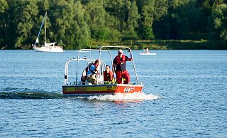 Bei einem Badeunfall auf einer Arbeitsplattform im Lippesee wurde ein Badegast erheblich verletzt. - © RalphMeyer Bei einem Badeunfall auf einer Arbeitsplattform im Lippesee wurde ein Badegast erheblich verletzt. - © RalphMeyer