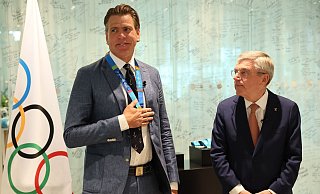 Ex-Schwimmer Gary Hall (l) bekam von IOC-Präsident Thomas Bach Ersatz für seine beim Feuer in Los Angeles verlorenen Olympia-Medaillen. - Denis Balibouse/KEYSTONE/REUTERS/POOL/DENIS BALI/dpa Ex-Schwimmer Gary Hall (l) bekam von IOC-Präsident Thomas Bach Ersatz für seine beim Feuer in Los Angeles verlorenen Olympia-Medaillen. - Denis Balibouse/KEYSTONE/REUTERS/POOL/DENIS BALI/dpa