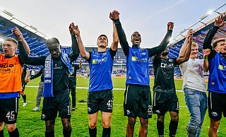 Die SCP-Akteure (v. l.) Marco Pledl, Sirlord Conteh, Martin Ens, Ilyas Ansah, David Kinsombi, Mattes Hansen und Aaron Zehnter jubeln vor der Südtribüne über den 1:0-Heimsieg gegen den HSV. - Besim Mazhiqi Die SCP-Akteure (v. l.) Marco Pledl, Sirlord Conteh, Martin Ens, Ilyas Ansah, David Kinsombi, Mattes Hansen und Aaron Zehnter jubeln vor der Südtribüne über den 1:0-Heimsieg gegen den HSV. - Besim Mazhiqi