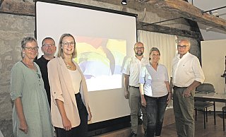 Doris Hauck (v. l.), Hubertus Kuhaupt, Nora Wieners, Erich Volmert, Brigitt Kuchenreiter und Rainer Mues mit dem bunten Logo-Motiv des Kulturfestes. - Dieter Scholz Doris Hauck (v. l.), Hubertus Kuhaupt, Nora Wieners, Erich Volmert, Brigitt Kuchenreiter und Rainer Mues mit dem bunten Logo-Motiv des Kulturfestes. - Dieter Scholz