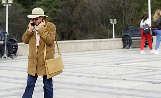 Die Seniorin wollte eigentlich nur hilfsbereit sein und musste dafür teuer bezahlen. - Pixabay (Symbolbild) Die Seniorin wollte eigentlich nur hilfsbereit sein und musste dafür teuer bezahlen. - Pixabay (Symbolbild)