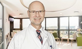Werner Bader, Chefarzt der Gynäkologie im Klinikum Bielefeld, infizierte sich Ende März mit dem Coronavirus. Nach sechs Monaten arbeitet er wieder Vollzeit. - Martin Larius Werner Bader, Chefarzt der Gynäkologie im Klinikum Bielefeld, infizierte sich Ende März mit dem Coronavirus. Nach sechs Monaten arbeitet er wieder Vollzeit. - Martin Larius
