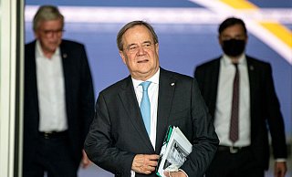 CDU-Chef Armin Laschet verlässt nach Sondierungsvorbereitungen das Konrad-Adenauer-Haus. - Foto: Fabian Sommer/dpa CDU-Chef Armin Laschet verlässt nach Sondierungsvorbereitungen das Konrad-Adenauer-Haus. - Foto: Fabian Sommer/dpa