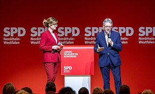 Die zwei SPD-Landeschefs Sarah Philipp und Achim Post haben die Delegiertenkonferenz in Essen eröffnet. - Thomas Banneyer/dpa Die zwei SPD-Landeschefs Sarah Philipp und Achim Post haben die Delegiertenkonferenz in Essen eröffnet. - Thomas Banneyer/dpa