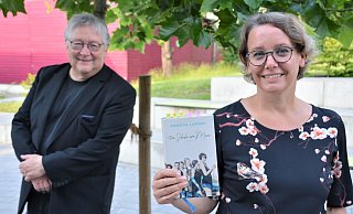 Jörg Czyborra von der Buchhandlung Blume freut sich, dass Sandra Lüpkes ihr neues Buch in Oerlinghausen persönlich vorstellen kann. Wenn auch vor weniger Zuhörern, als gewohnt. - Karin Prignitz Jörg Czyborra von der Buchhandlung Blume freut sich, dass Sandra Lüpkes ihr neues Buch in Oerlinghausen persönlich vorstellen kann. Wenn auch vor weniger Zuhörern, als gewohnt. - Karin Prignitz