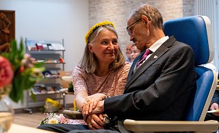 Maria Leonowski und Gerhard Scheer während ihrer Trauung in der Kapelle des Klinikums Herford. - Monika Vogel/Kreiskliniken Herford Maria Leonowski und Gerhard Scheer während ihrer Trauung in der Kapelle des Klinikums Herford. - Monika Vogel/Kreiskliniken Herford