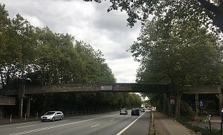Die Brücke über der B61 muss saniert werden. Weil die Brüstung zu niedrig ist besteht Absturzgefahr. - Rainer Holzkamp Die Brücke über der B61 muss saniert werden. Weil die Brüstung zu niedrig ist besteht Absturzgefahr. - Rainer Holzkamp