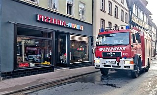 Die Feuerwehr Höxter konnte den Brand in der Pizzeria schnell löschen. - Michaela Bast Die Feuerwehr Höxter konnte den Brand in der Pizzeria schnell löschen. - Michaela Bast