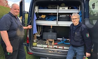 Nach der erfolgreichen Sprengung präsentieren Ralf Kuhlpeter und Karl-Heinz Clemens (von links) vom Kampfmittelräumdienst Arnsberg das US-Sprenggeschoss aus dem Zweiten Weltkrieg. - Patrick Schwemling Nach der erfolgreichen Sprengung präsentieren Ralf Kuhlpeter und Karl-Heinz Clemens (von links) vom Kampfmittelräumdienst Arnsberg das US-Sprenggeschoss aus dem Zweiten Weltkrieg. - Patrick Schwemling