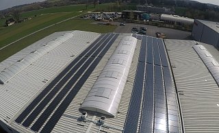 Die Photovoltaik-Fläche auf dem Unternehmensdach von Hera an der Dieselstraße Enger misst mehr als 530 Quadratmeter und umfasst 327 Module. - Hera Die Photovoltaik-Fläche auf dem Unternehmensdach von Hera an der Dieselstraße Enger misst mehr als 530 Quadratmeter und umfasst 327 Module. - Hera