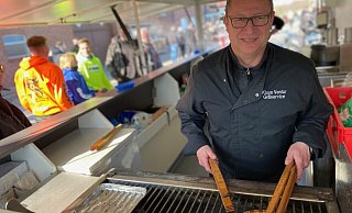 Klaus Ventur (53), selbst eingefleischter Motorradfahrer, beköstigt die Biker am Grillwagen. Besonders gefragt: seine Manta-Platte. - Christian Bröder Klaus Ventur (53), selbst eingefleischter Motorradfahrer, beköstigt die Biker am Grillwagen. Besonders gefragt: seine Manta-Platte. - Christian Bröder