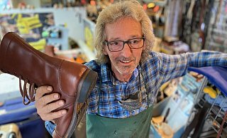 Der Gütersloher Schuhmachermeister Michael Schulze hat lange gewartet, nun kann er endlich sein Wunschgeschäft beziehen. - Christian Bröder Der Gütersloher Schuhmachermeister Michael Schulze hat lange gewartet, nun kann er endlich sein Wunschgeschäft beziehen. - Christian Bröder