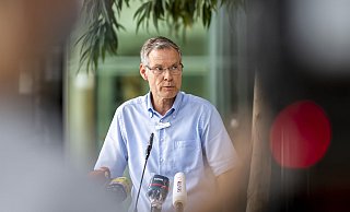 Sven-Georg Adenauer (CDU), Landrat im Kreis Gütersloh, im Fokus der Medien: Viel zu erklären gab es nach dem massiven Corona-Ausbruch beim Schlachter Tönnies. - picture alliance/dpa Sven-Georg Adenauer (CDU), Landrat im Kreis Gütersloh, im Fokus der Medien: Viel zu erklären gab es nach dem massiven Corona-Ausbruch beim Schlachter Tönnies. - picture alliance/dpa