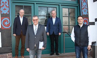 Der CVWB-Vorstand mit Friedhelm Diekes (vorn v. l.) und Daniel Zarnitz sowie Beverungens Bürgermeister Hubertus Grimm (hinten v. l.) und Lauenfördes Bürgermeister Werner Tyrasa sehen die Absage der Karnevalssession als alternativlos an. - Torsten Wegener Der CVWB-Vorstand mit Friedhelm Diekes (vorn v. l.) und Daniel Zarnitz sowie Beverungens Bürgermeister Hubertus Grimm (hinten v. l.) und Lauenfördes Bürgermeister Werner Tyrasa sehen die Absage der Karnevalssession als alternativlos an. - Torsten Wegener