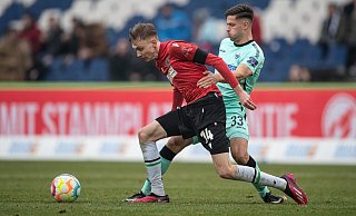 SCP-Verteidiger Marcel Hoffmeier (r.) duelliert sich in dieser Szene mit 96-Stürmer Maximilian Beier. Dieser kommt letztlich im Strafraum zu Fall. Doch der Elfmeterpfiff bleibt aus. - dpa SCP-Verteidiger Marcel Hoffmeier (r.) duelliert sich in dieser Szene mit 96-Stürmer Maximilian Beier. Dieser kommt letztlich im Strafraum zu Fall. Doch der Elfmeterpfiff bleibt aus. - dpa