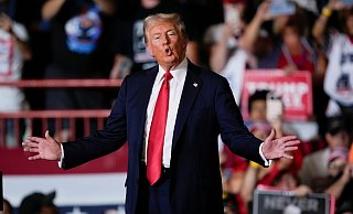 Trump will gegen Harris zu einem TV-Duell antreten. (Archivbild) - Matt Rourke/AP Trump will gegen Harris zu einem TV-Duell antreten. (Archivbild) - Matt Rourke/AP