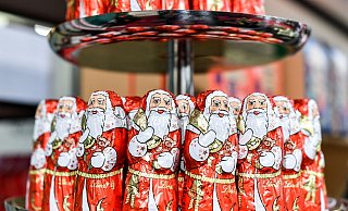 Schoko-Weihnachtsmänner im Berliner Kaufhaus des Westens: Zum Nikolaustag am 6. Dezember können die Einzelhändler in Deutschland in diesem Jahr mit Umsätzen von mehr als einer Milliarde Euro rechnen. - Jens Kalaene/dpa-Zentralbild/dpa Schoko-Weihnachtsmänner im Berliner Kaufhaus des Westens: Zum Nikolaustag am 6. Dezember können die Einzelhändler in Deutschland in diesem Jahr mit Umsätzen von mehr als einer Milliarde Euro rechnen. - Jens Kalaene/dpa-Zentralbild/dpa