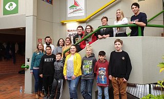 Schülerinnen und Schüler der Heinz-Nixdorf-Gesamtschule mit Schulleiterin Andrea Reck (3. v.r.), mit dem stellvertretenden Schulleiter Lars Schröder (2.v.l.), mit Oberstufenleiterin Jessica Kleine (3.v.l.), mit SV-Lehrerin Heimke Himstedt-Keliny (l.) - Heinz-Nixdorf-Gesamtschule Schülerinnen und Schüler der Heinz-Nixdorf-Gesamtschule mit Schulleiterin Andrea Reck (3. v.r.), mit dem stellvertretenden Schulleiter Lars Schröder (2.v.l.), mit Oberstufenleiterin Jessica Kleine (3.v.l.), mit SV-Lehrerin Heimke Himstedt-Keliny (l.) - Heinz-Nixdorf-Gesamtschule