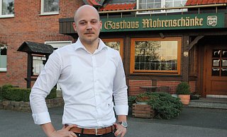Der Delbrücker Pascal Merschmann übernimmt ab dem 1. Mai das Gasthaus Mohrenschänke in Ostenland. Vor dem Start in die Selbstständigkeit war der 27-Jährige Küchenchef in einem renomierten Rietberger Wirtshaus. - Regina Brucksch Der Delbrücker Pascal Merschmann übernimmt ab dem 1. Mai das Gasthaus Mohrenschänke in Ostenland. Vor dem Start in die Selbstständigkeit war der 27-Jährige Küchenchef in einem renomierten Rietberger Wirtshaus. - Regina Brucksch