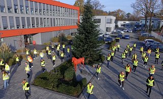Die Aktion auf dem Firmenparkplatz in Gütersloh wurde mit einer Drohne gefilmt. - Hagedorn Die Aktion auf dem Firmenparkplatz in Gütersloh wurde mit einer Drohne gefilmt. - Hagedorn