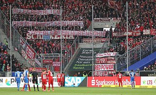 Der Ball ruht: Bayern-Fans greifen den DFB am Samstag auf Plakaten an und beleidigen Hoffenheims Mäzen Dietmar Hopp. Joshua Kimmich (Nr. 32) und David Alaba (27) versuchen zu schlichten. Doch die Fronten bleiben verhärtet. - AFP Der Ball ruht: Bayern-Fans greifen den DFB am Samstag auf Plakaten an und beleidigen Hoffenheims Mäzen Dietmar Hopp. Joshua Kimmich (Nr. 32) und David Alaba (27) versuchen zu schlichten. Doch die Fronten bleiben verhärtet. - AFP
