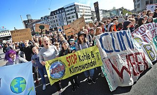 11.500 Teilnehmer kamen 2020 zur Riesen-Klimademo. Die Bielefelder Gruppe von Fridays For Future durfte sich jetzt ins Goldene Buch der Stadt eintragen. - Sarah Jonek 11.500 Teilnehmer kamen 2020 zur Riesen-Klimademo. Die Bielefelder Gruppe von Fridays For Future durfte sich jetzt ins Goldene Buch der Stadt eintragen. - Sarah Jonek