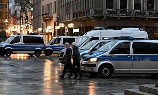 Polizisten kontrollieren am Eingang des Kölner Doms den Beginn der Frühmesse am Weihnachtstag. - Roberto Pfeil/dpa Polizisten kontrollieren am Eingang des Kölner Doms den Beginn der Frühmesse am Weihnachtstag. - Roberto Pfeil/dpa