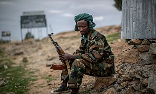 Ein Kämpfer der Tigray People\\\'s Liberation Front (TPLF) an einem Wachposten am Rande der Stadt Hawzen in der Region Tigray in Nordäthiopien. - Ben Curtis/AP/dpa Ein Kämpfer der Tigray People\\\'s Liberation Front (TPLF) an einem Wachposten am Rande der Stadt Hawzen in der Region Tigray in Nordäthiopien. - Ben Curtis/AP/dpa