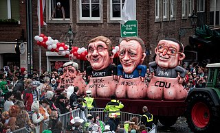 Ein politischer Mottowagen mit den Figuren von den Politikern Röttgen, Laschet, Merz und Spahn in Hoden fährt beim Rosenmontagszug in Düssedorf (2020). - picture alliance/dpa Ein politischer Mottowagen mit den Figuren von den Politikern Röttgen, Laschet, Merz und Spahn in Hoden fährt beim Rosenmontagszug in Düssedorf (2020). - picture alliance/dpa