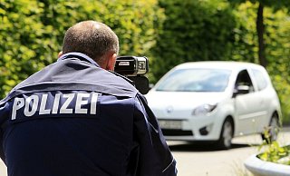 Die Polizei erwischte einige Temposünder mit über 100 km/h bei erlaubten 80. - Wolfgang Rudolf Die Polizei erwischte einige Temposünder mit über 100 km/h bei erlaubten 80. - Wolfgang Rudolf