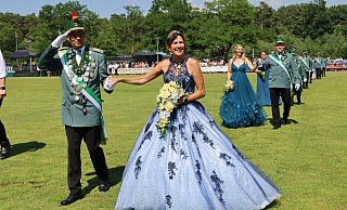 Die Majestäten Peter und Gudrun Brinkmann schreiten die Reihen ab. Der Fahnenoffizier hat mit seiner Frau nach elf Jahren zum zweiten Mal den Thron der Huberts-Bruderschaft erklommen. Diesmal freuen sich die Regenten über das passende Kaiserwetter. - Regina Brucksch Die Majestäten Peter und Gudrun Brinkmann schreiten die Reihen ab. Der Fahnenoffizier hat mit seiner Frau nach elf Jahren zum zweiten Mal den Thron der Huberts-Bruderschaft erklommen. Diesmal freuen sich die Regenten über das passende Kaiserwetter. - Regina Brucksch