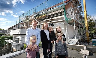 Anna und Martin Noack mit ihren Töchtern Clara (8, v.l.), Ariane (3), Amelia und Isabel (8). - Andreas Frücht Anna und Martin Noack mit ihren Töchtern Clara (8, v.l.), Ariane (3), Amelia und Isabel (8). - Andreas Frücht