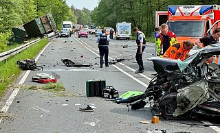 Der Kleinwagen wurde durch den Aufprall stark beschädigt und dessen Fahrer schwer verletzt. - Ralph Meyer Der Kleinwagen wurde durch den Aufprall stark beschädigt und dessen Fahrer schwer verletzt. - Ralph Meyer