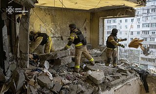 Nach dem russischen Drohnentreffer in Sumy werden mindestens neuen Tote gezählt. - Uncredited/Ukrainian Emergency Service/AP/dpa Nach dem russischen Drohnentreffer in Sumy werden mindestens neuen Tote gezählt. - Uncredited/Ukrainian Emergency Service/AP/dpa