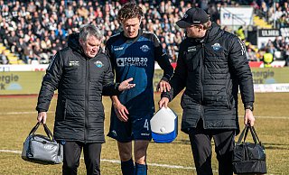 SCP-Mannschaftsarzt Matthias Porsch (l.) und Physiotherapeut Torben Glenny begleiten den verletzten Calvin Brackelmann beim Zweitliga-Gastspiel in Ulm vom Platz. - IMAGO/Eibner SCP-Mannschaftsarzt Matthias Porsch (l.) und Physiotherapeut Torben Glenny begleiten den verletzten Calvin Brackelmann beim Zweitliga-Gastspiel in Ulm vom Platz. - IMAGO/Eibner