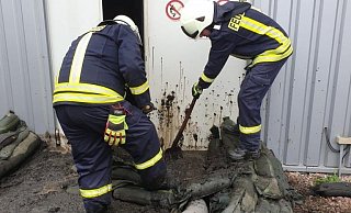 Seit Freitagmittag waren die Einsatzkräfte an der Biogasanlage vor Ort. - Feuerwehr Borgentreich Seit Freitagmittag waren die Einsatzkräfte an der Biogasanlage vor Ort. - Feuerwehr Borgentreich