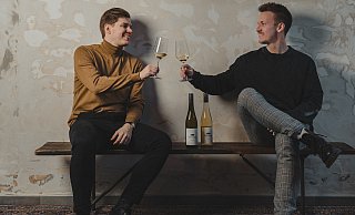Na dann: Ein Prosit auf das neue Geschäft. Raphael Schmidt (l.) und Felix Broeker stoßen mit ihrem selbstkreierten Riesling an. - Sabine Kubendorff Na dann: Ein Prosit auf das neue Geschäft. Raphael Schmidt (l.) und Felix Broeker stoßen mit ihrem selbstkreierten Riesling an. - Sabine Kubendorff