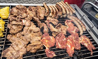 Bei Grillfleisch gibt es auf vielen Packungen Angaben zur Tierhaltung. (Archivbild) - Frank Rumpenhorst/dpa Bei Grillfleisch gibt es auf vielen Packungen Angaben zur Tierhaltung. (Archivbild) - Frank Rumpenhorst/dpa